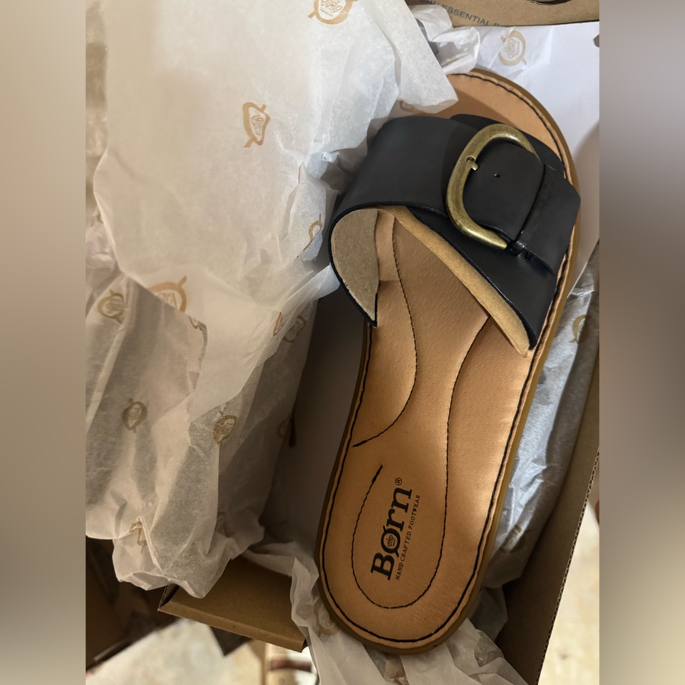 🎉LAST PIECE🎉Born Miarra Big Buckle Slide Sandals - Leather - Picture 9 of 11